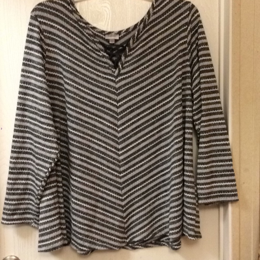 AVENUE GRAY LIGHT WEIGHT SWEATER